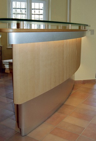 Íves recepciós pultok készítése